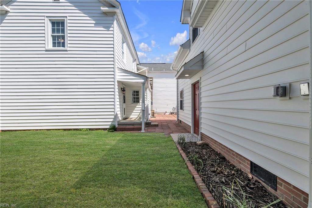329 Center St Property Photo 6