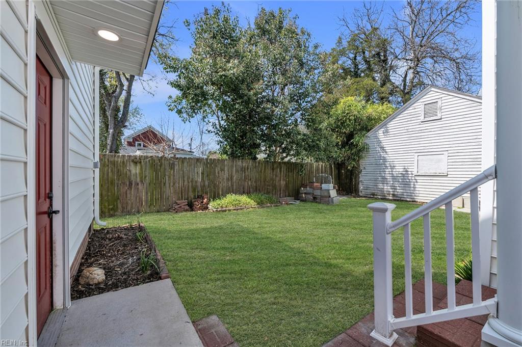 329 Center St Property Photo 8