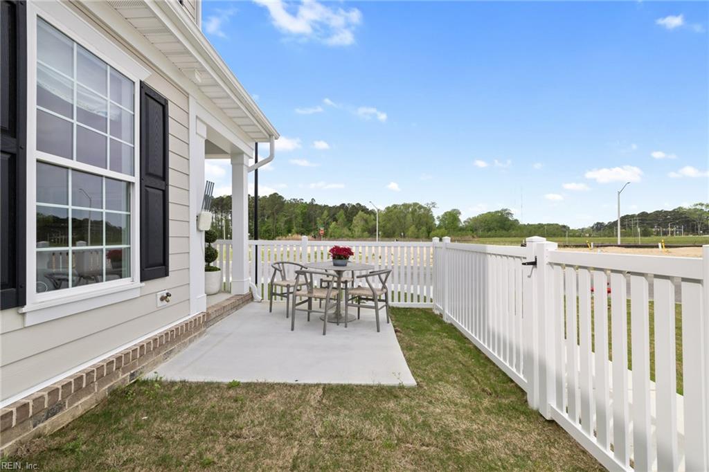 4900 Apricot Way Property Photo 4
