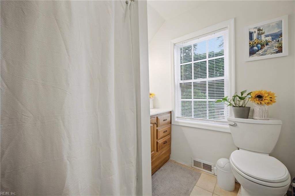 1140 Noble St Property Photo 24