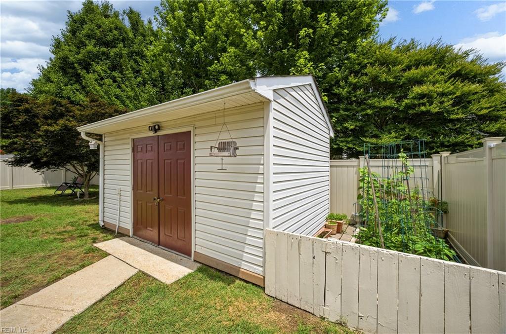 831 Holbrook Dr Property Photo 39
