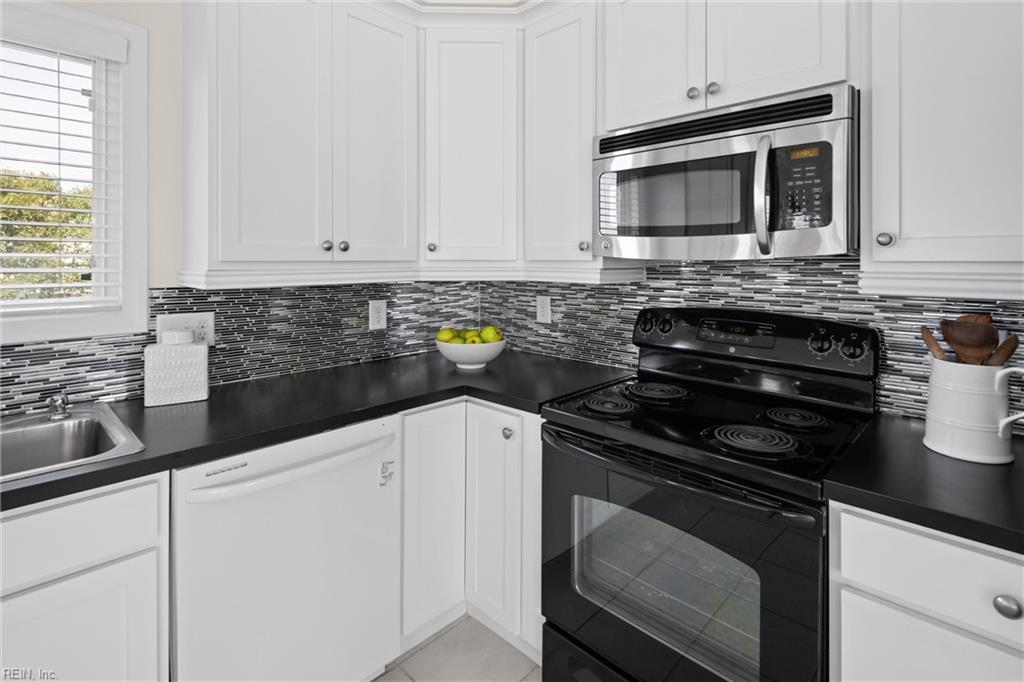 2737 Sandfiddler Rd Property Photo 12