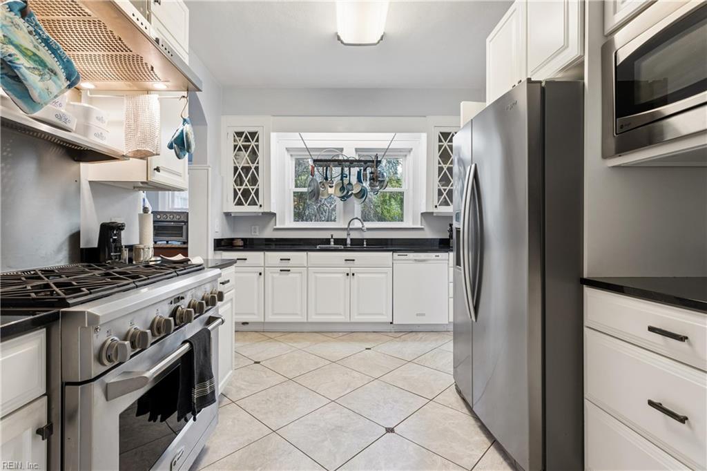 759 Ocean View Ave W Property Photo 14