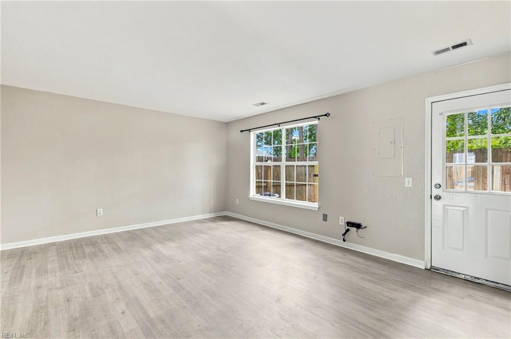 439 Eureka Loop Property Photo 17