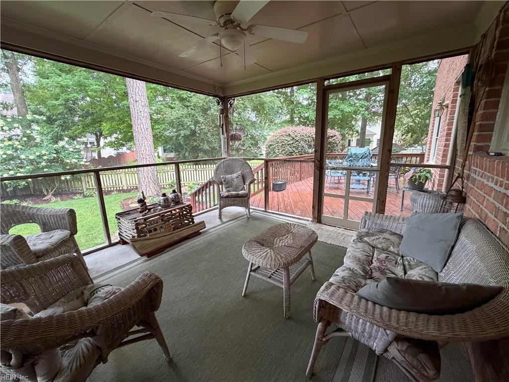 810 Hedgerow Ct Property Photo 4