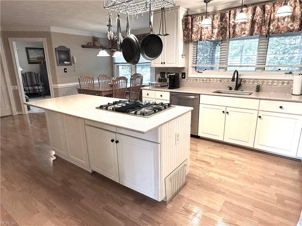 810 Hedgerow Ct Property Photo 8