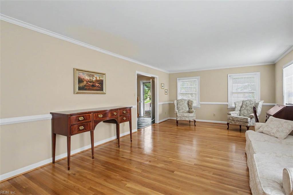 323 Williamsburg Ct Property Photo 6