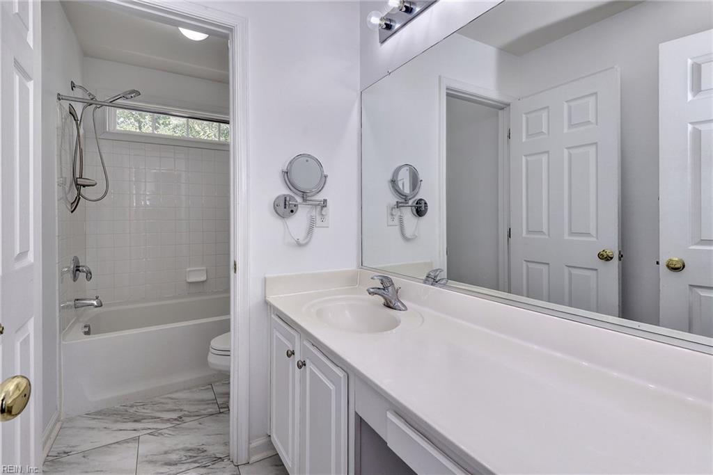 801 Queensbury Ln Property Photo 28