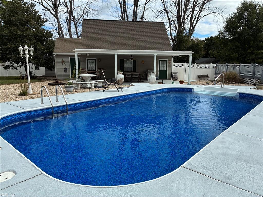 100 Crescent Dr Property Photo 2