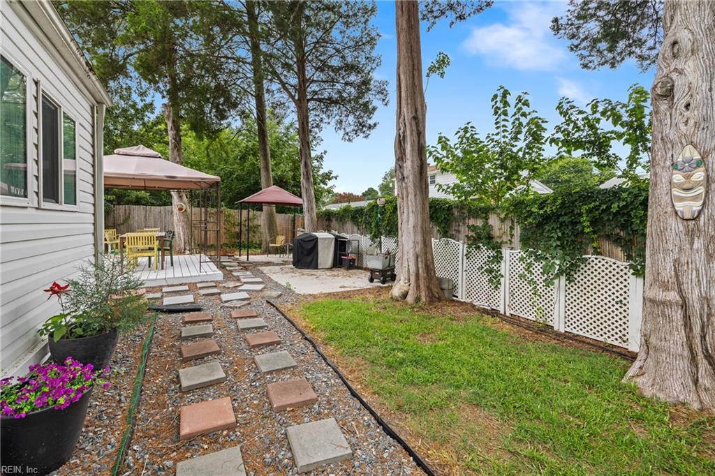 2215 Rawood Dr Property Photo 9