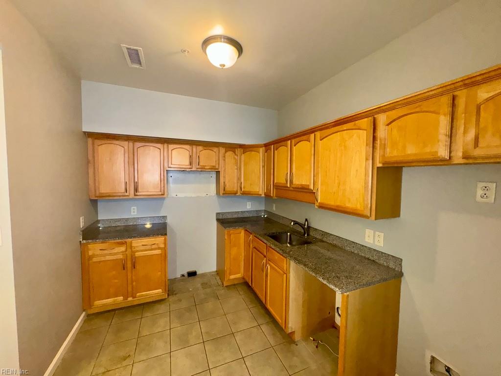 249 W Freemason St Property Photo 4