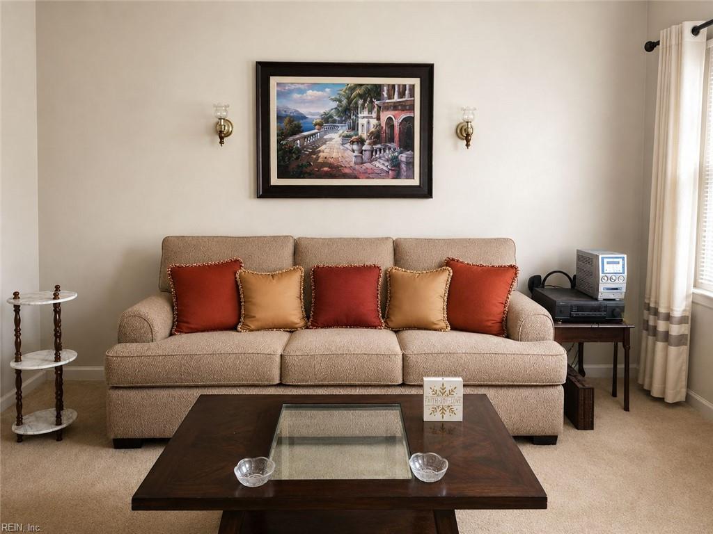 1213 Lakeview Ct Property Photo 3