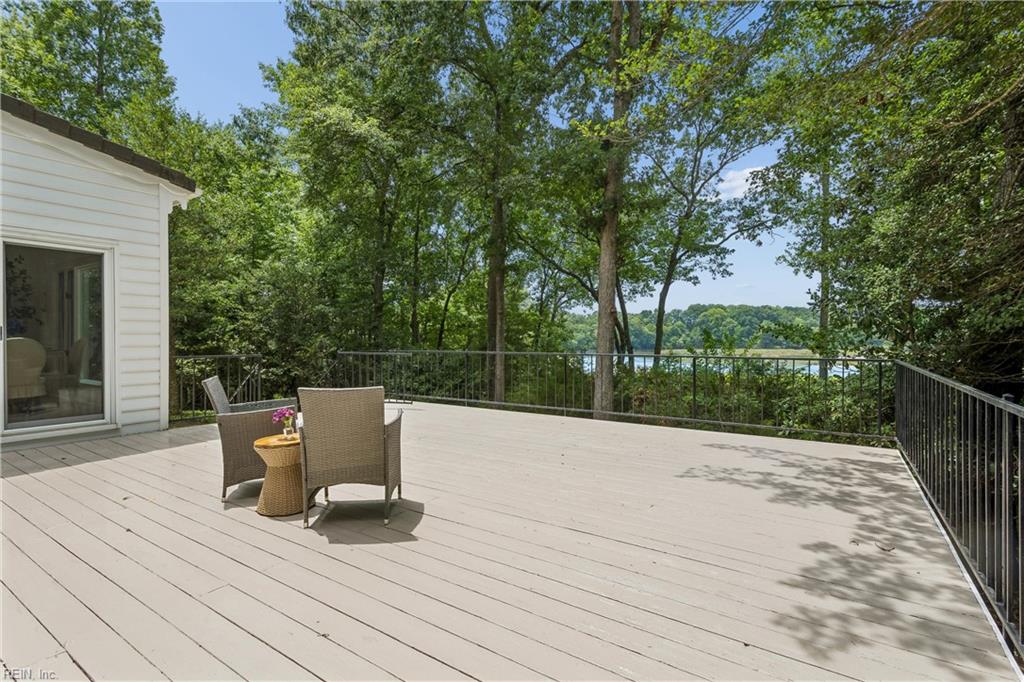 135 Kingspoint Dr Property Photo 35