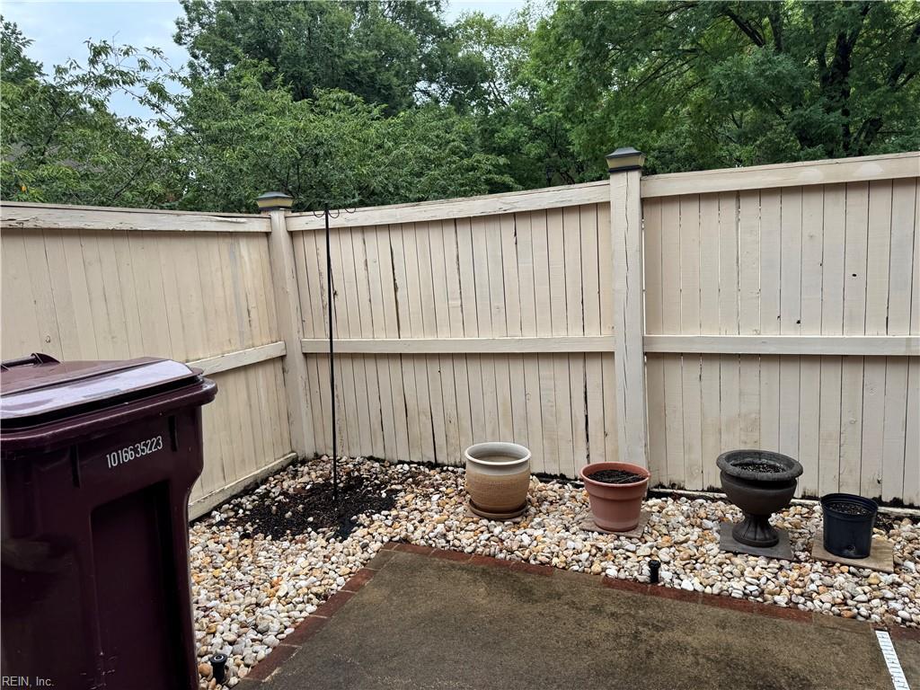 948 Stanhope Gdns Property Photo 15