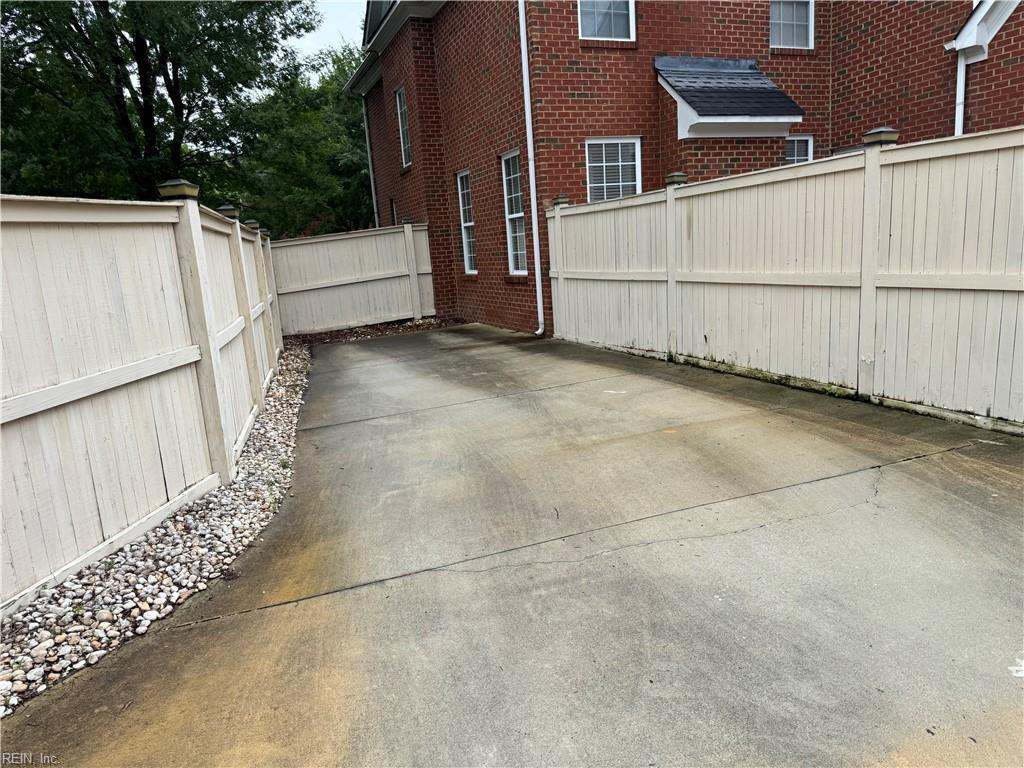 948 Stanhope Gdns Property Photo 17