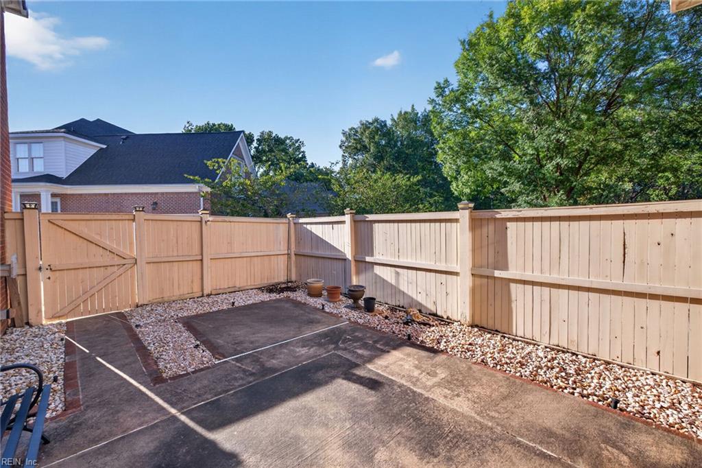 948 Stanhope Gdns Property Photo 44