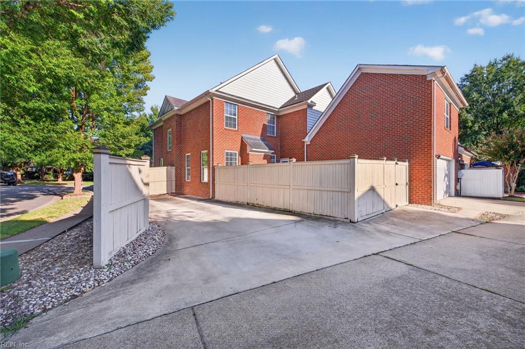 948 Stanhope Gdns Property Photo 47