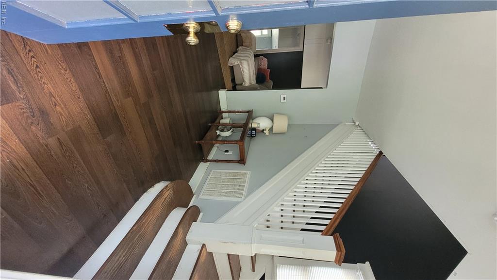1524 Mathews Ter Property Photo 3