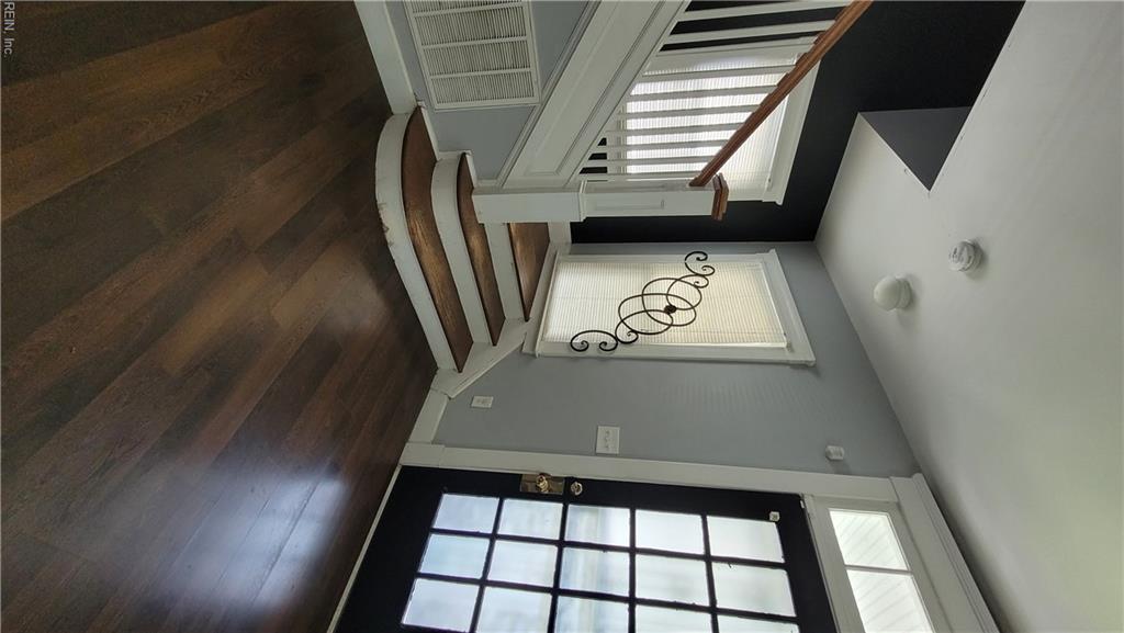 1524 Mathews Ter Property Photo 4