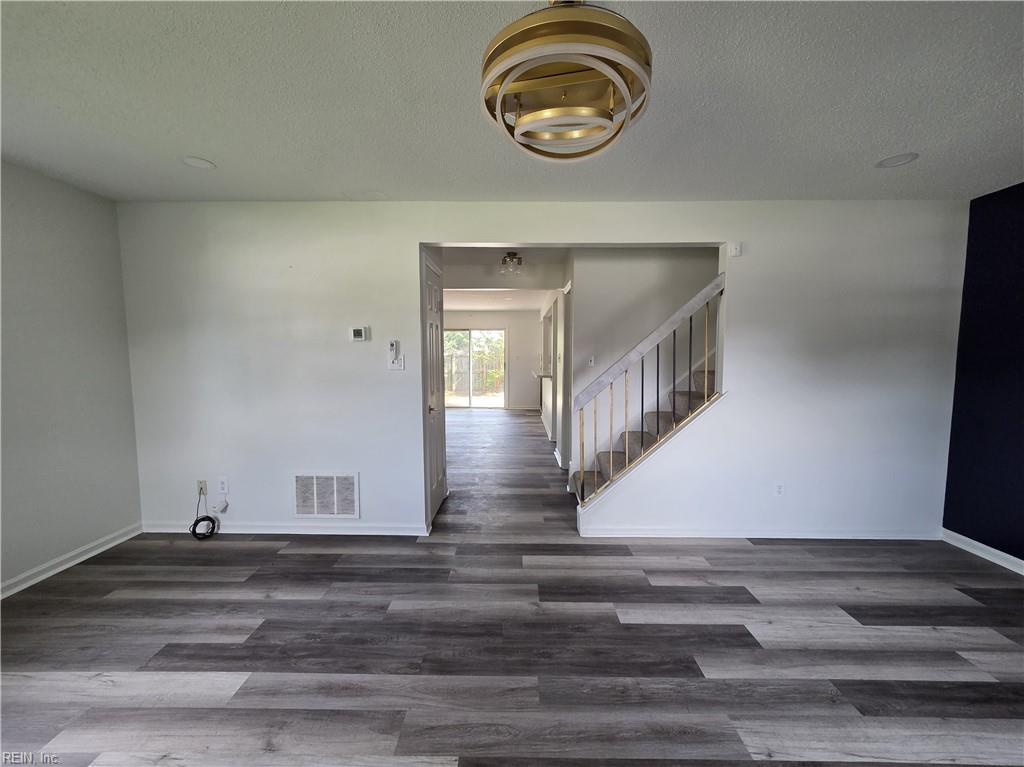 101 Hampstead Ct Property Photo 6