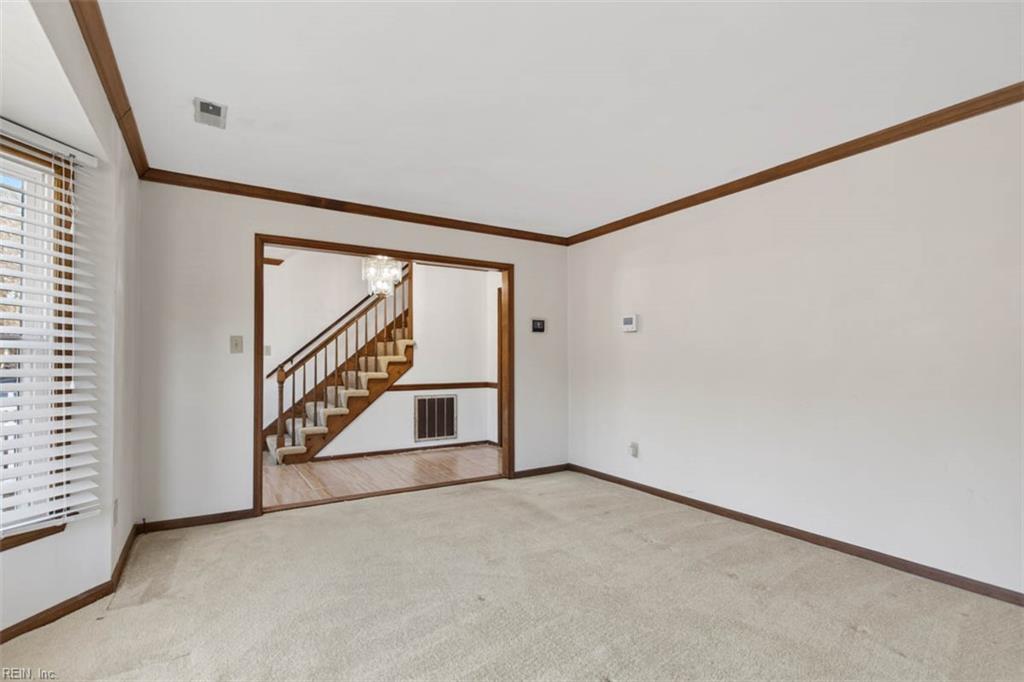 5240 Prestwick St Property Photo 9