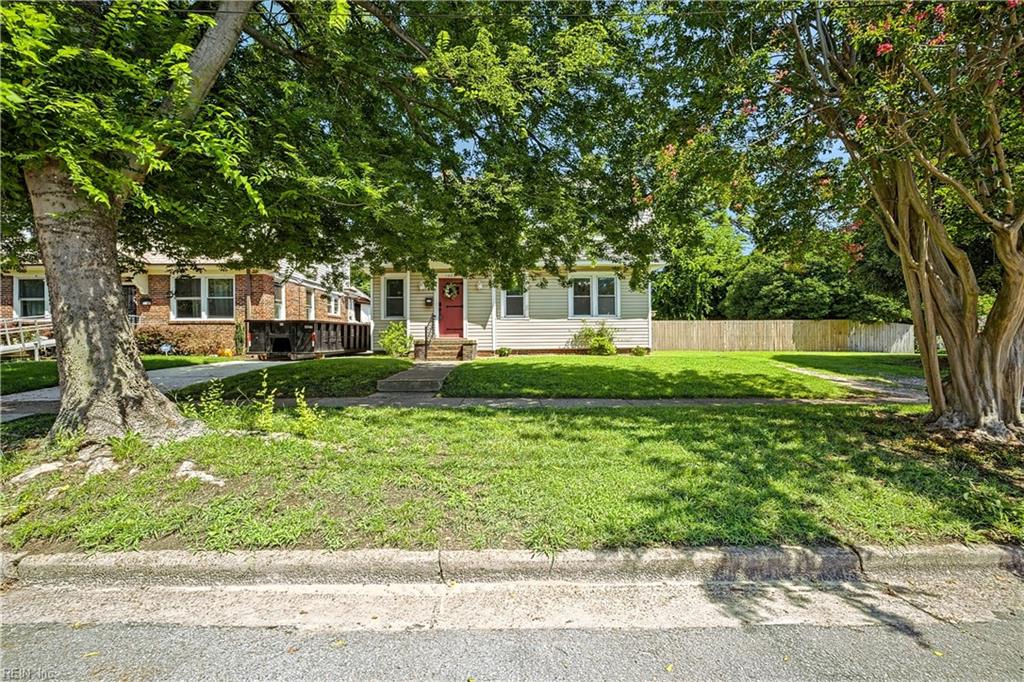 1608 Bain St Property Photo 4