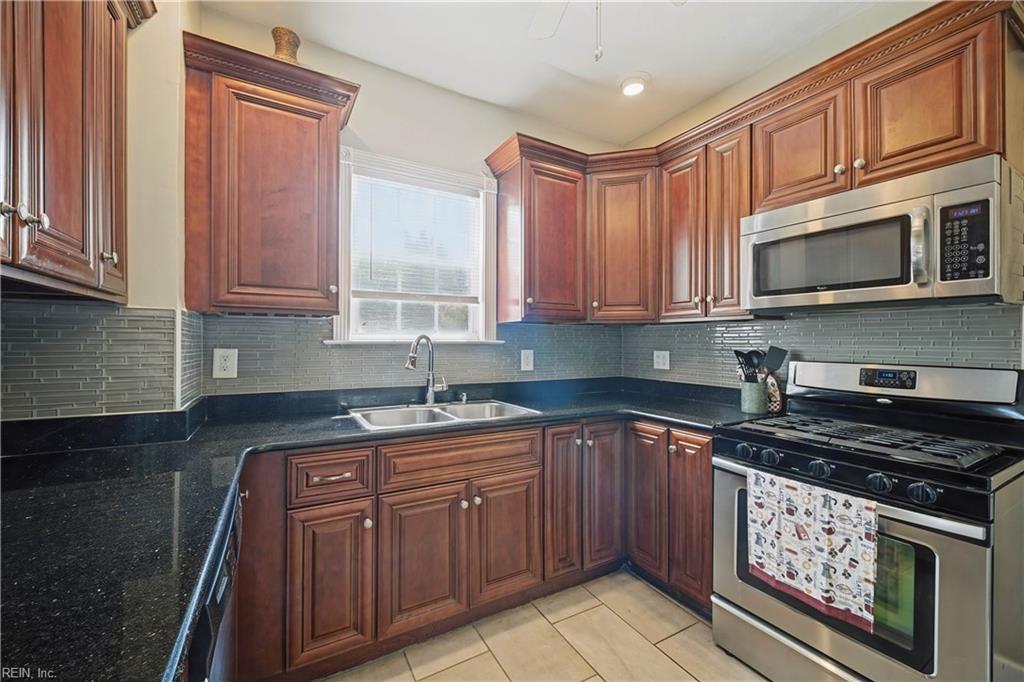 1608 Bain St Property Photo 17