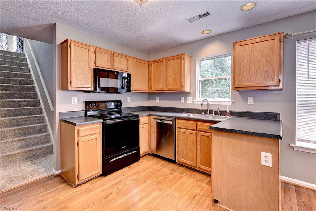 3909 Pine Bluff Ct Property Photo 16