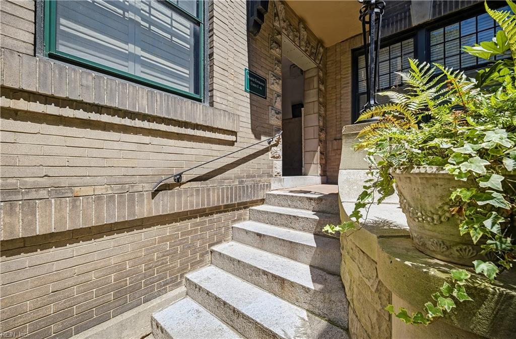 812 Stockley Gdns Property Photo 8