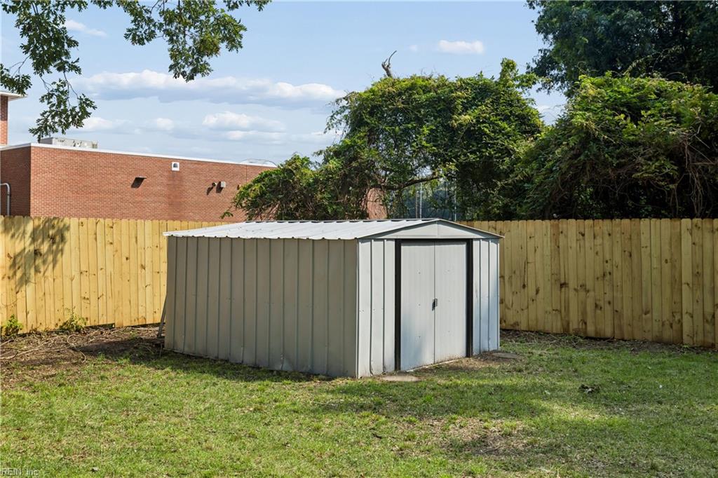 621 Sterling St Property Photo 43
