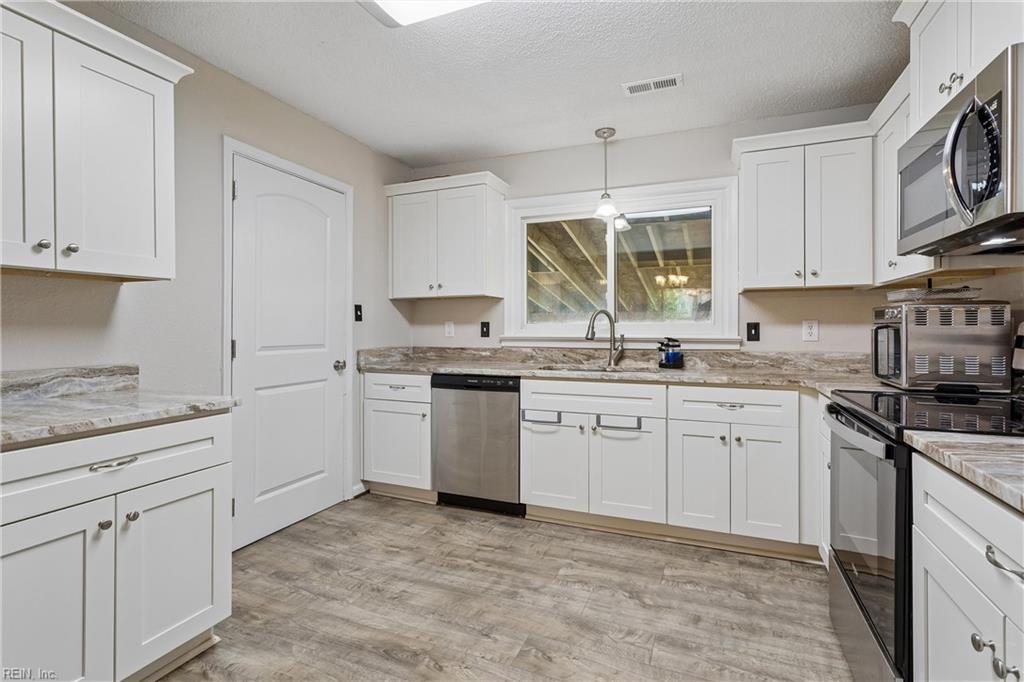 588 Windjammer Cres Property Photo 1