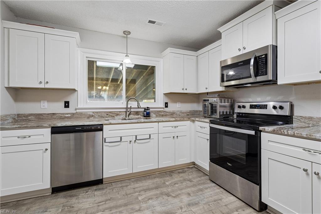 588 Windjammer Cres Property Photo 10