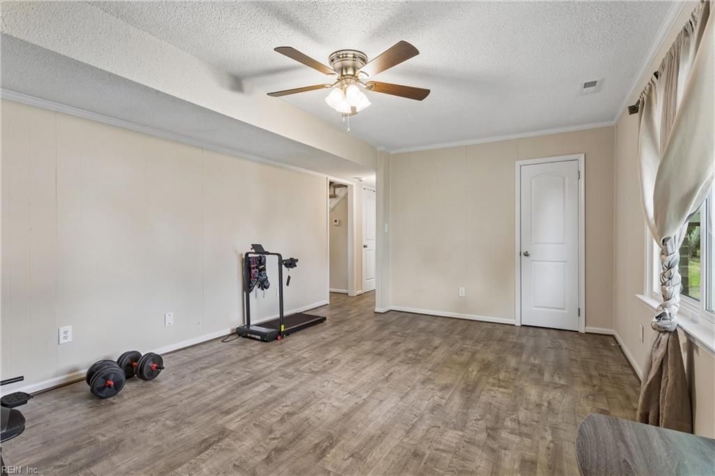 588 Windjammer Cres Property Photo 16