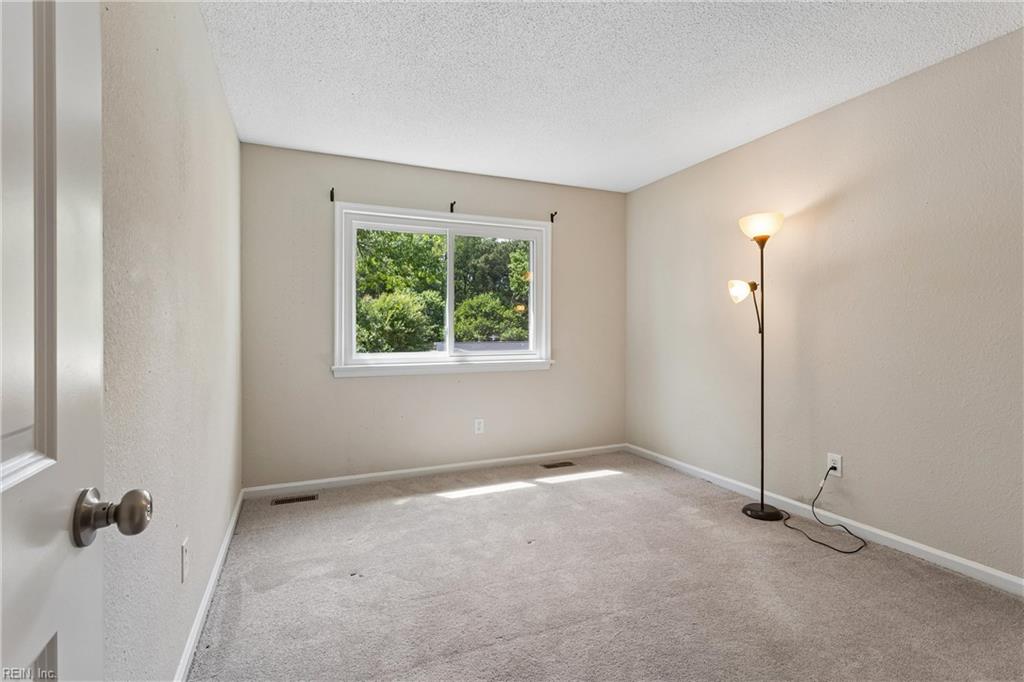 588 Windjammer Cres Property Photo 26