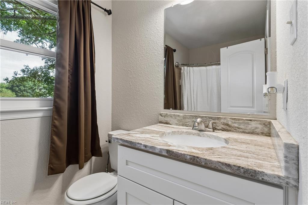 588 Windjammer Cres Property Photo 28