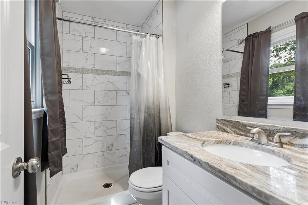 588 Windjammer Cres Property Photo 33