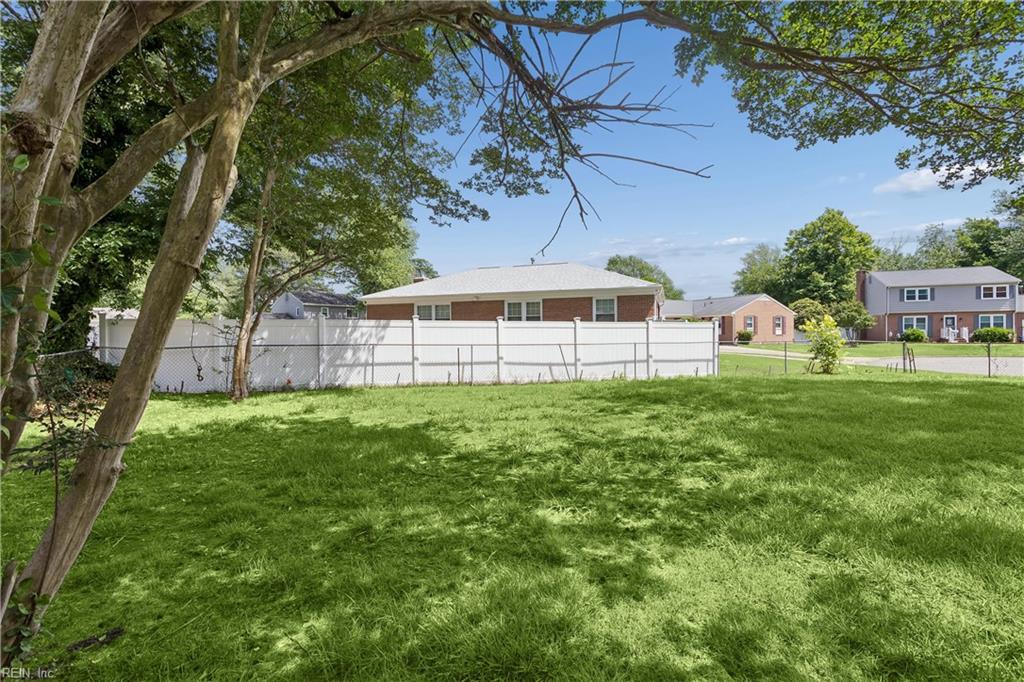 588 Windjammer Cres Property Photo 37