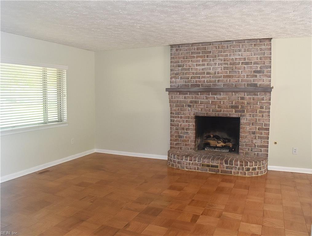 725 Roslyn Rd Property Photo 2