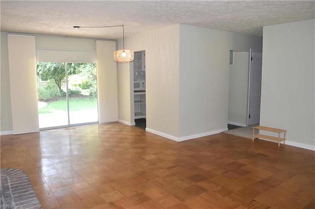 725 Roslyn Rd Property Photo 3