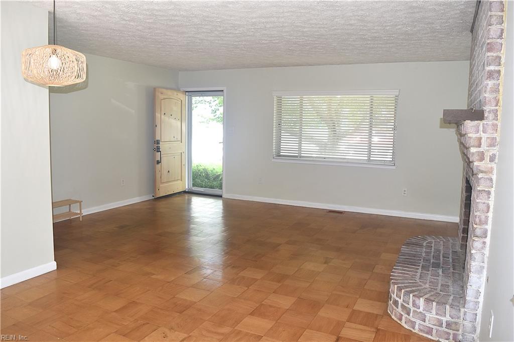 725 Roslyn Rd Property Photo 4