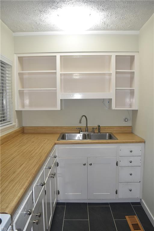 725 Roslyn Rd Property Photo 6