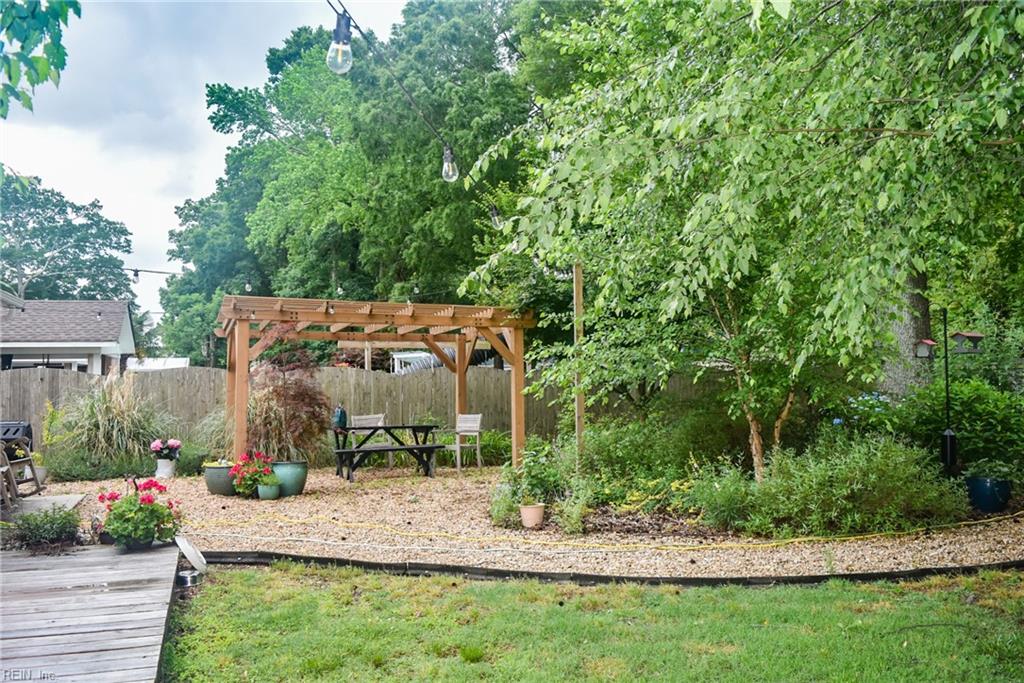 725 Roslyn Rd Property Photo 21
