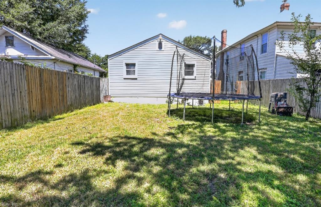 750 31st St Property Photo 6