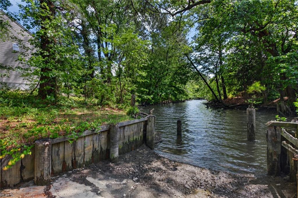 2800 Meadow Wood Dr E Property Photo 2