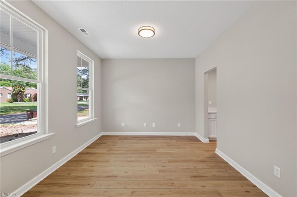 2800 Meadow Wood Dr E Property Photo 6
