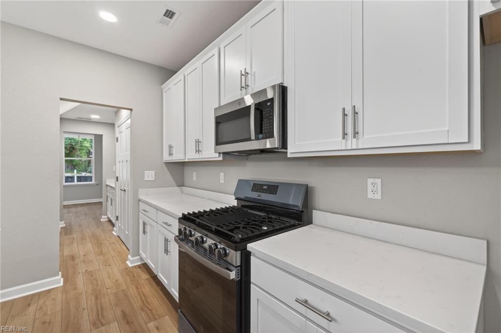 2800 Meadow Wood Dr E Property Photo 9