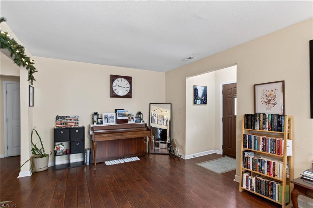 2705 Myrtle Ave Property Photo 7