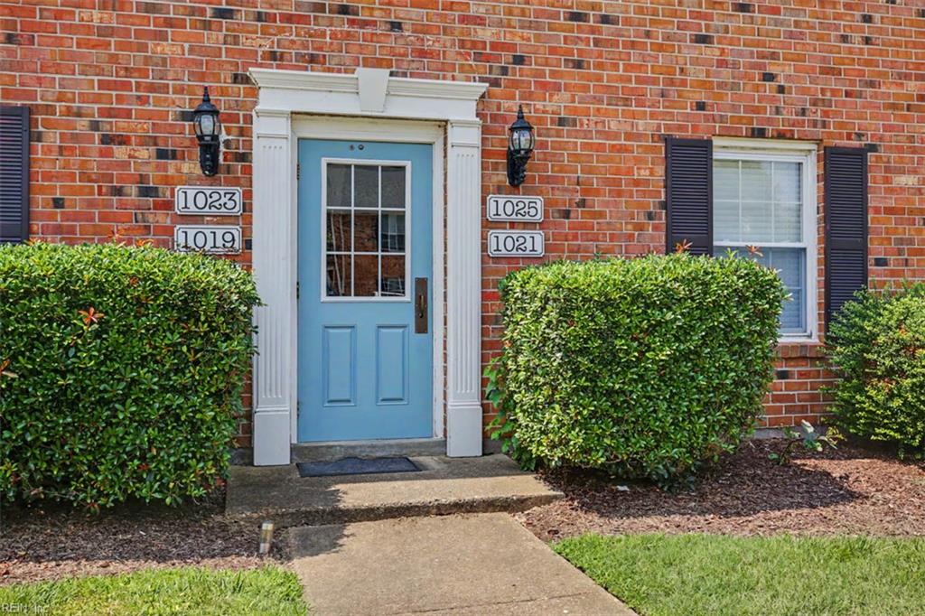 1021 Barclay Sq Property Photo 2