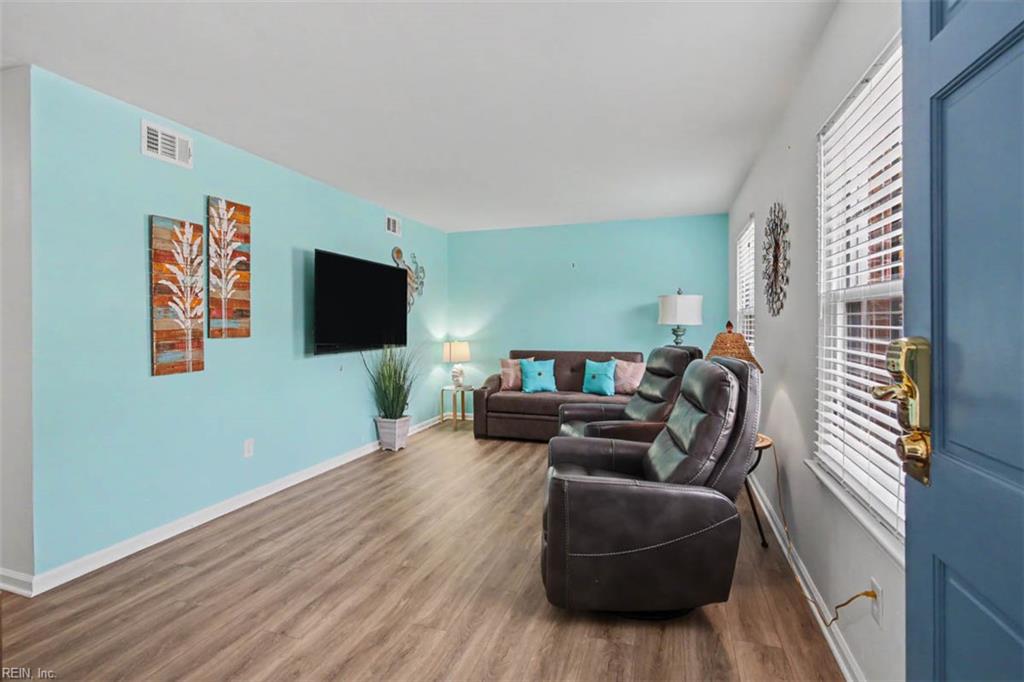 1021 Barclay Sq Property Photo 3