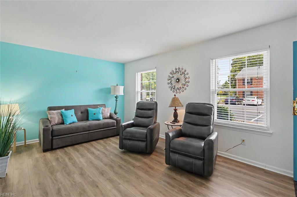 1021 Barclay Sq Property Photo 4
